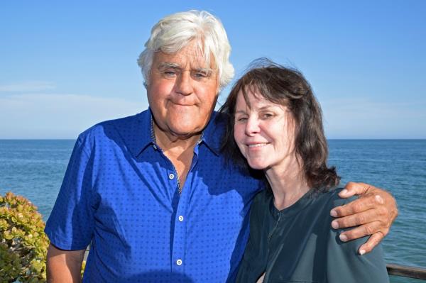 Jay Leno and Mavis Leno at the Meyers Manx electric automobile in Malibu on August 8, 2022