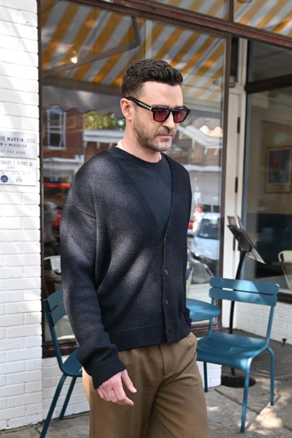 Timberlake do<em></em>nned a casual button down sweater for his apperance.