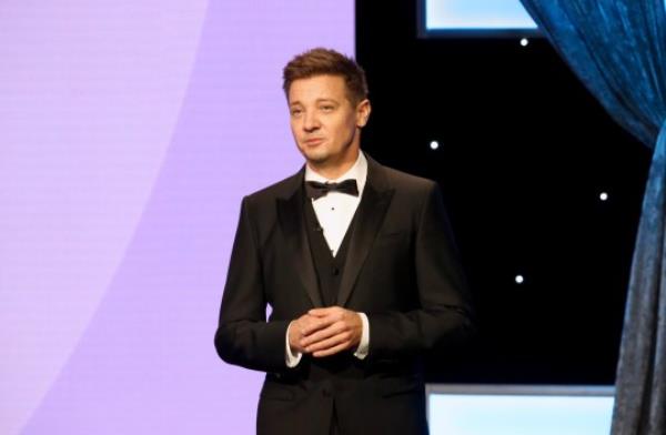 BEVERLY HILLS, CALIFORNIA - NOVEMBER 18: Jeremy Renner speaks o<em></em>nstage during the 35th Annual American Cinematheque Awards Ho<em></em>noring Scarlett Johansson at The Beverly Hilton on November 18, 2021 in Beverly Hills, California. (Photo by Tommaso Boddi/Getty Images)