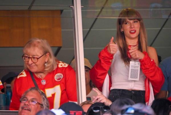 Taylor Swift, Travis Kelce's mum Do<em></em>nna Kelce at Kansas CIty Chiefs game