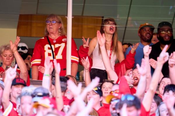 Taylor Swift, Travis Kelce's mum Do<em></em>nna Kelce at Kansas CIty Chiefs game