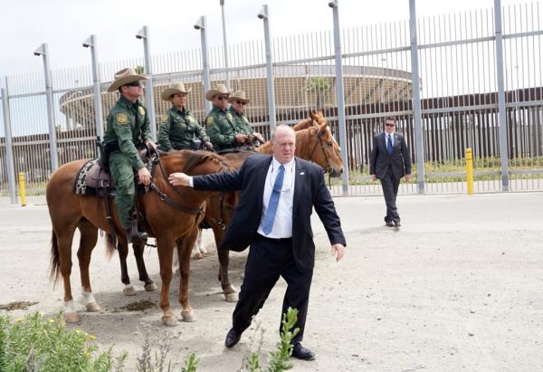 Tom Homan directs 4 border agents on horseback.