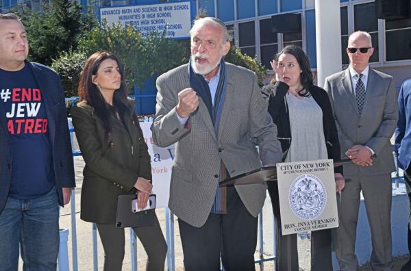 Former Assemblyman Dov Hikind speaking at a press co<em></em>nference outside the school on March 3, 2024.