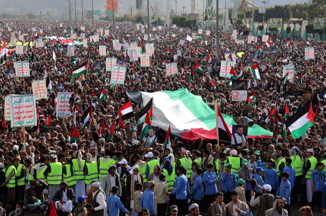 Demo<em></em>nstrators hold placards and wave a giant Palestinian flag during a march in solidarity with the people of Gaza in Sanaa, Yemen, Jan. 5, 2024. (AFP Photo)