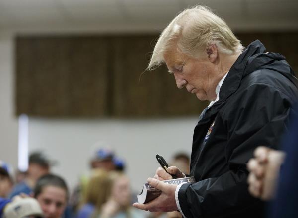 Do<em></em>nald Trump signs Bibles