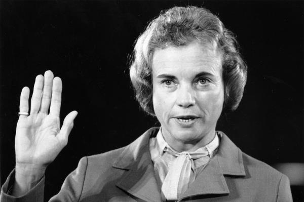 Sandra Day O'Co<em></em>nnor raises her hand before testifying before Congress