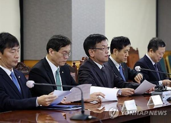 Finance Minister Choi Sang-mok (3rd from L) speaks during a meeting with financial policymakers in Seoul on Dec. 29, 2023. (Yonhap)